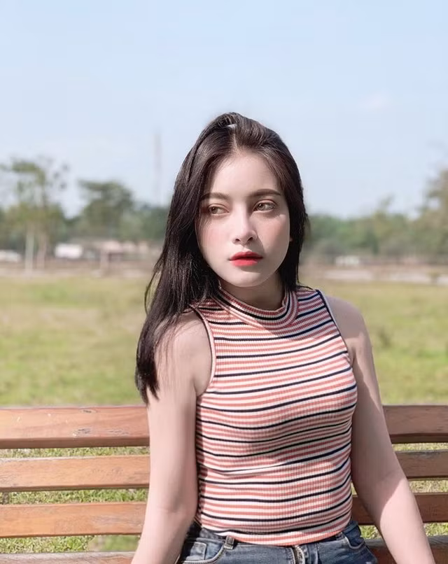 Hằng Nguyễn tên đầy đủ là Nguyễn Thị Hằng sinh năm 2000. Hiện cô nàng là sinh viên trường ĐH Sân khấu Điện ảnh.