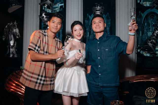 "Cây hài" Hà Đức Chinh có mặt ở tất cả các tiệc của đám cưới Quang Hải. Titan