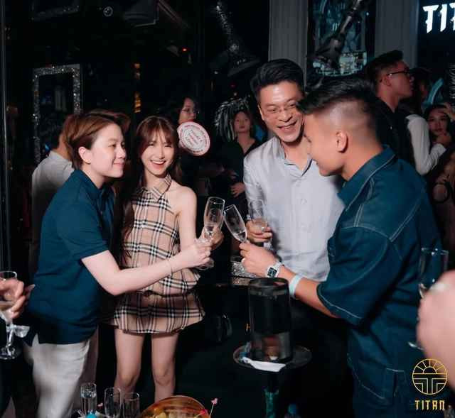 Hòa Minzy, Bảo Hân thân thiết với cặp đôi Quang Hải và Chu Thanh Huyền nên cũng không thể vắng mặt. Titan