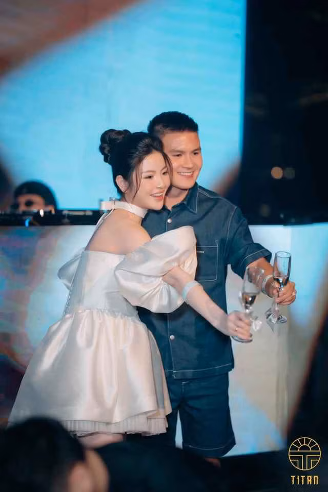Quang Hải và Thanh Huyền cụng ly cùng mọi người. Titan