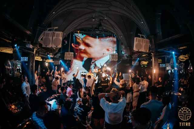 Dàn khách mời hòa mình, "quẩy" nhiệt tình ở bar cùng vợ chồng Quang Hải. Titan