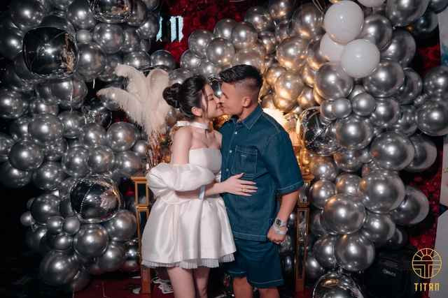 Đám cưới của tiền vệ Nguyễn Quang Hải và Chu Thanh Huyền đã khép lại nhưng mới đây nàng hot girl mới "xả" loạt ảnh cùng dàn khách mời đi bar. Tại đây cô dâu chú rể trao nhau nụ hôn cực ngọt ngào. Ảnh: Titan