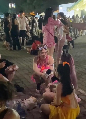 Đáp trả lại điều này, mới đây hot girl TikTok Lê Bống đã có những chia sẻ ngắn gửi đến fan. Theo đó, khi được hỏi: "Em thấy mọi ngời hay bàn tán, chê bai những thứ chị tạo nên. Chị có thấy buồn vì điều đó", Lê Bống thẳng thắn tâm sự: "Theo chị, những thứ mình tạo ra cũng như mình nấu ăn vậy. Có người hợp khẩu vị, người không nên khen chê là chuyện hết sức bình thường...