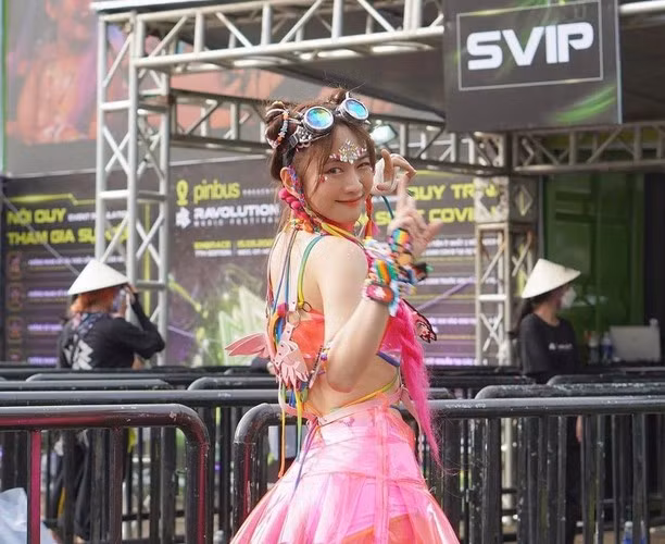 Hơn nữa nhiều người nhận định ngoại hình Lê Bống ngoài đời kém thon gọn, hơn nữa đôi chân còn được nhận xét là 1 mẩu thấp bé không giống như clip TikTok.