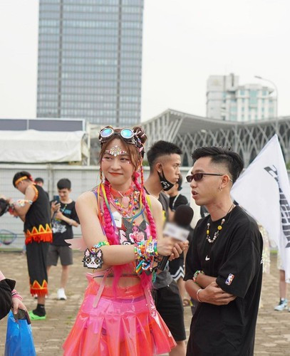 Thậm chí, một số dân mạng kém duyên còn gọi lê bống là "VĐV cử tại" hay "lực sĩ Lê Bống".