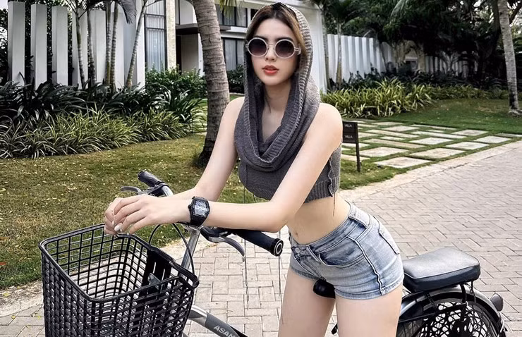 Đinh Triệu Đoan Nghi sinh năm 2002, nổi tiếng với biệt danh "thiên thần áo dài Đồng Tháp" nhờ những hình ảnh diện áo dài, tôn đường cong nổi bật được nhiều người chia sẻ trên mạng xã hội. Mang trong mình hai dòng máu Việt - Trung.