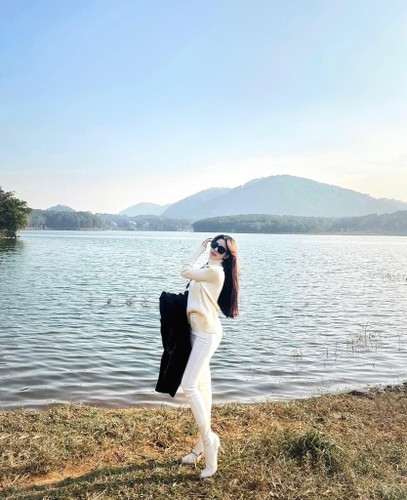 Ngoài style năng động thường ngày, Đoan Nghi còn chuộng những thiết kế ôm sát cơ thể, khai thác triệt để đường cong gợi cảm.