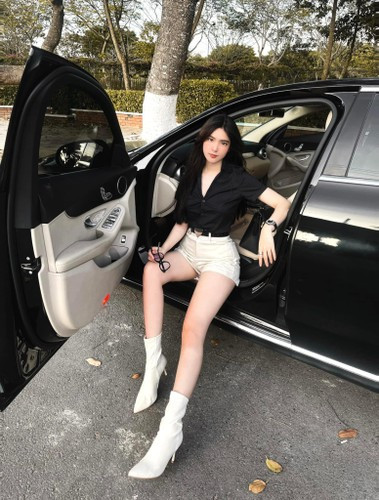 Đoan Nghi có mẹ là người Trung Quốc và bố là người Việt Nam nên sở hữu nhan sắc lai cực kỳ xinh đẹp cùng đường nét gương mặt hài hòa như sống mũi cao, đôi mắt sâu hun hút và bờ môi căng mọng.