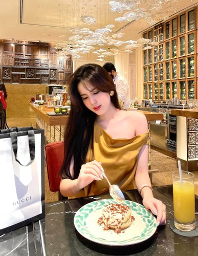 Thường xuyên đăng tải những hình ảnh quyến rũ trên mạng xã hội, Đoan Nghi nhận được nhiều lời khen ngợi bởi sắc vóc ấn tượng.