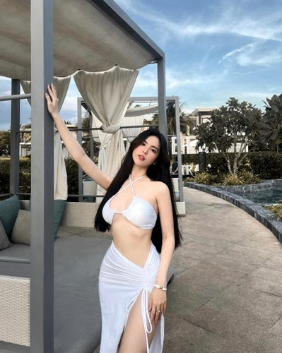 Nhờ đường cong cơ thể đẹp hút mắt, Đoàn Nghi từng được nhiều trang tin Trung Quốc đăng tải và gọi cô là "Nữ sinh mặc áo dài gợi cảm".