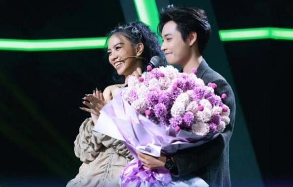 Đức Việt không chỉ là chàng trai có ngoại hình nổi bật, mà còn đang làm quản lý cho showroom ô tô của chính gia đình. Đứng cạnh Đặng Tiểu Tô Sa, anh chàng có phần bối rối: "Thật sự bây giờ run quá, tôi cũng không biết dùng chiêu gì bây giờ”.