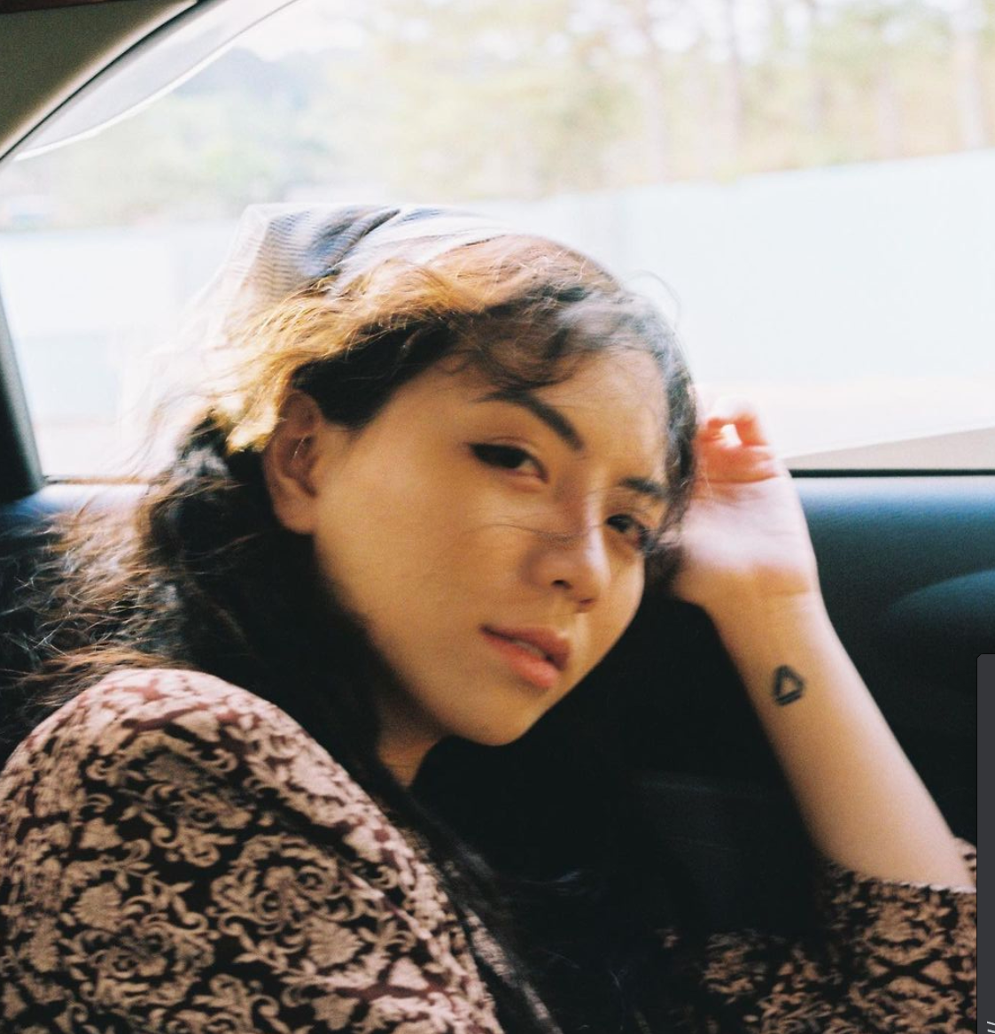 Sau đó, Đặng Tiểu Tô Sa tốt nghiệp ngành Quản trị khách sạn tại trường The Hotel School Sydney, Australia.