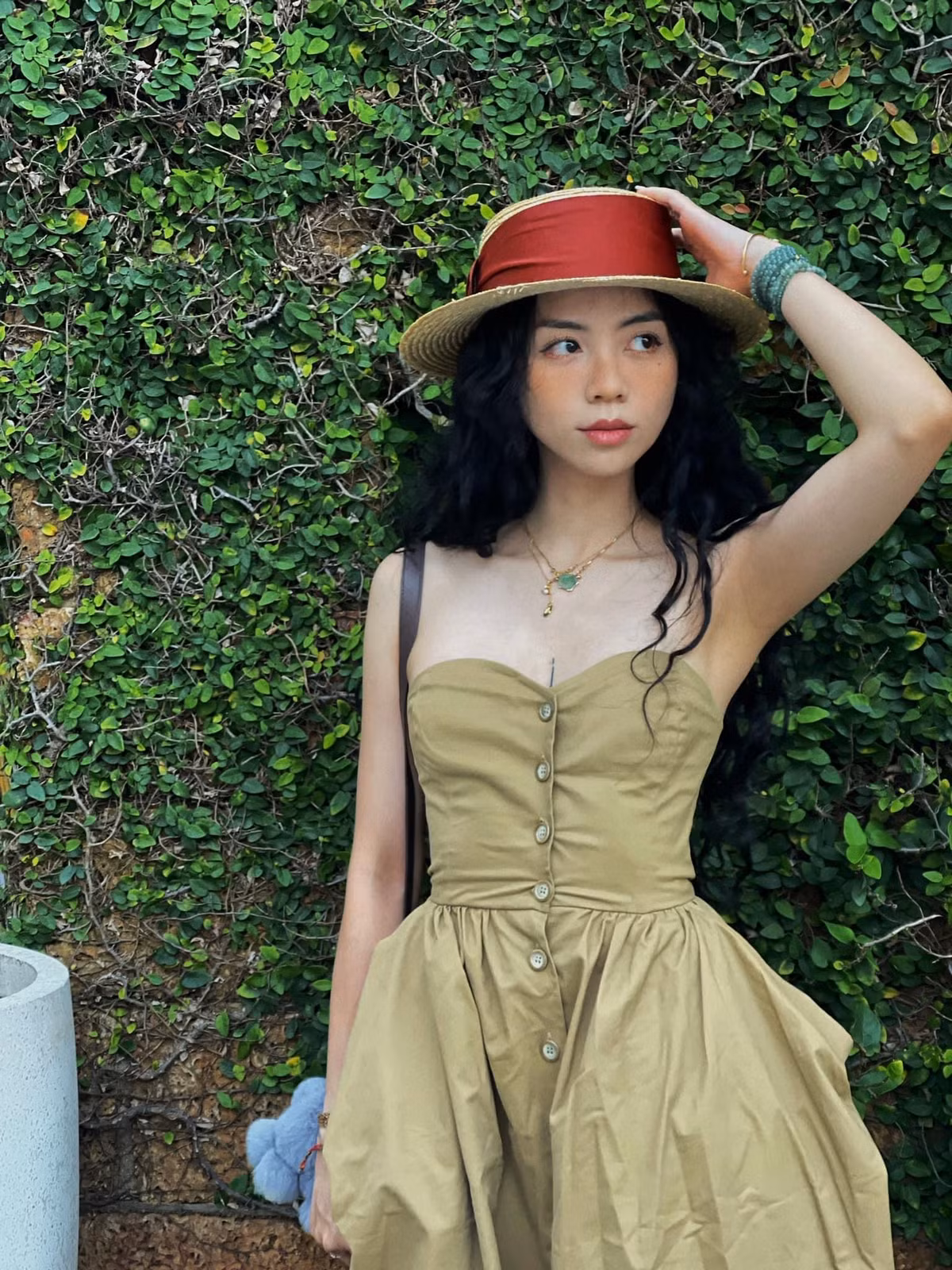 Đặng Tiểu Tô Sa từng là cựu học sinh THPT Lương Thế Vinh - ngôi trường do ông ngoại cô lập ra vào năm 1989.