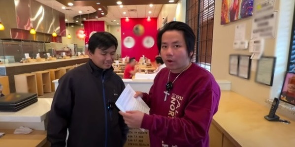 Cụ thể, riệu phú đô la chia sẻ: "Bản thân Vương không muốn nói nhiều về cuộc sống của Khoa, các bạn nếu có thắc mắc gì cứ theo dõi kênh của Khoa thì từ từ sẽ có câu trả lời. Vương chỉ muốn yên tĩnh làm ăn, nhiều khi nổi tiếng quá nó dở chứ không phải hay".