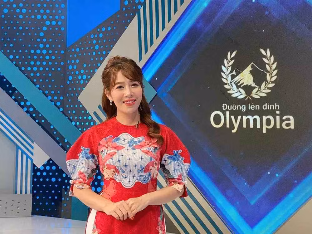 Là một trong những người dẫn chương trình, biên tập viên kỳ cựu của VTV, MC Diệp Chi được nhiều khán giả yêu mến nhờ ngoại hình xinh đẹp cùng lối dẫn thông minh, duyên dáng.