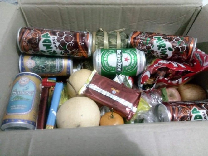 Nếu như khi về quê chuẩn bị đón Tết thì "tay xách nách mang" bao nhiêu là quà cáp, lúc ra đi mọi người lại cũng nặng trĩu những quà bánh, thức ăn mang từ nhà.