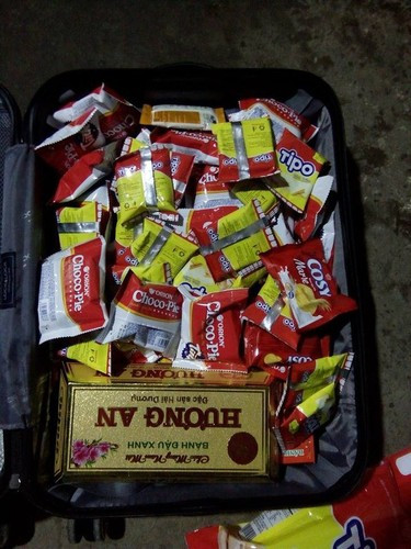 Nhà ăn Tết thừa bánh kẹo gì là bố mẹ sẽ cho con mang lên thành phố hết.