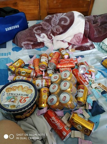 Tuy chỉ là những món đồ còn dư lại từ dịp Tết, nhưng chứa đựng biết bao tình yêu thương, sự quan tâm mà gia đình dành cho những đứa con xa nhà, lặn lội lên thành phố để học tập thành tài.