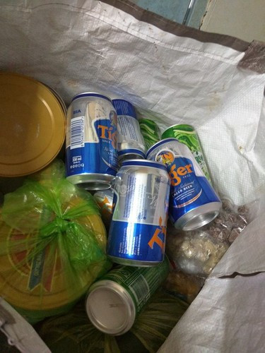 Trên mạng xã hội, rất nhiều người đã khoe nhau những chiếc vali chất đầy bánh kẹo, nước ngọt do bố mẹ gói ghém cho sau Tết.