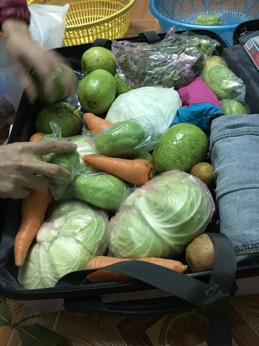 Một vali đầy rau củ nhà trồng được.