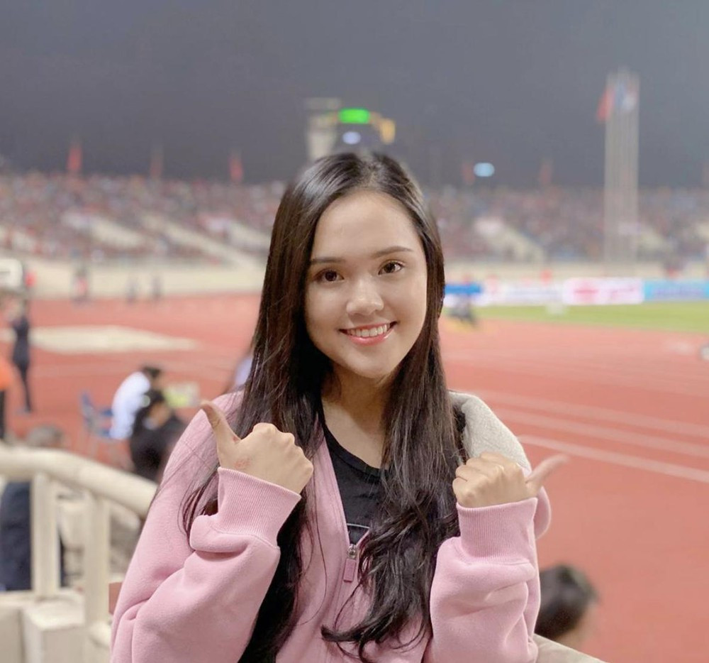 Dù được sinh trong gia đình "có tiền, có của" nhưng Quỳnh Anh không mắc bệnh tiểu thư mà sống rất dân dã và hòa đồng.