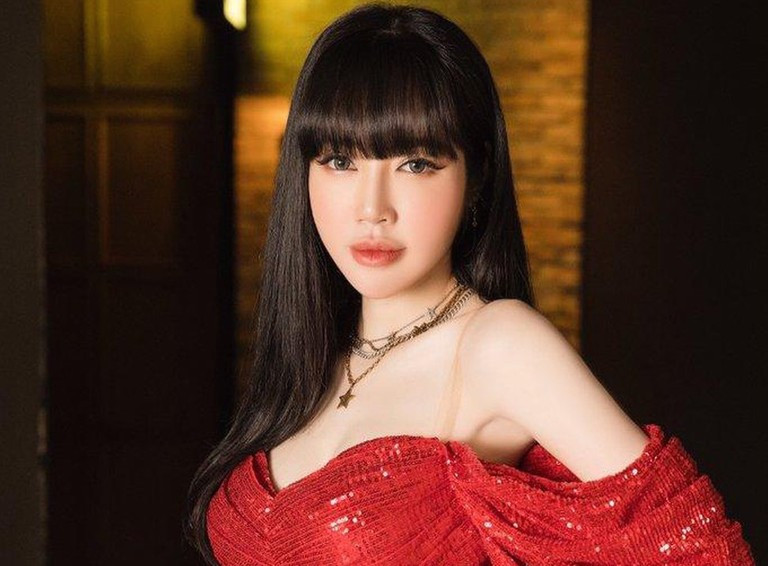 Từ sau loạt lùm xùm đổ vỡ hôn nhân, Elly Trần khiến dân tình “ngán ngẩm” khi quay lại với phong cách gợi cảm.