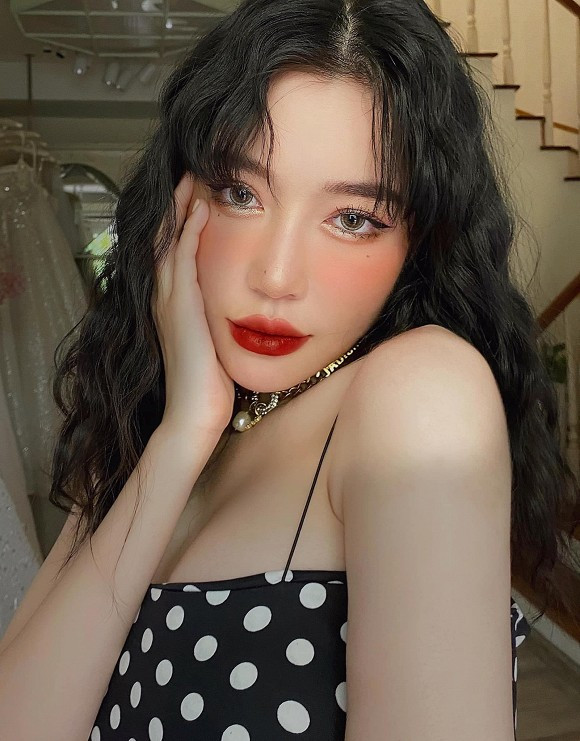 Trước những lùm xùm về cách ăn mặc, Elly Trần giữ thái độ im lặng.