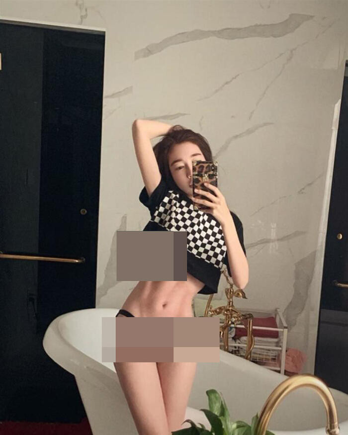 Dù là trang phục quen thuộc nhưng trong lần Elly Trần hở bạo này ngoài chiếc quần rách tươm, cô nàng còn suýt để lộ vòng 3 "khủng" của mình.