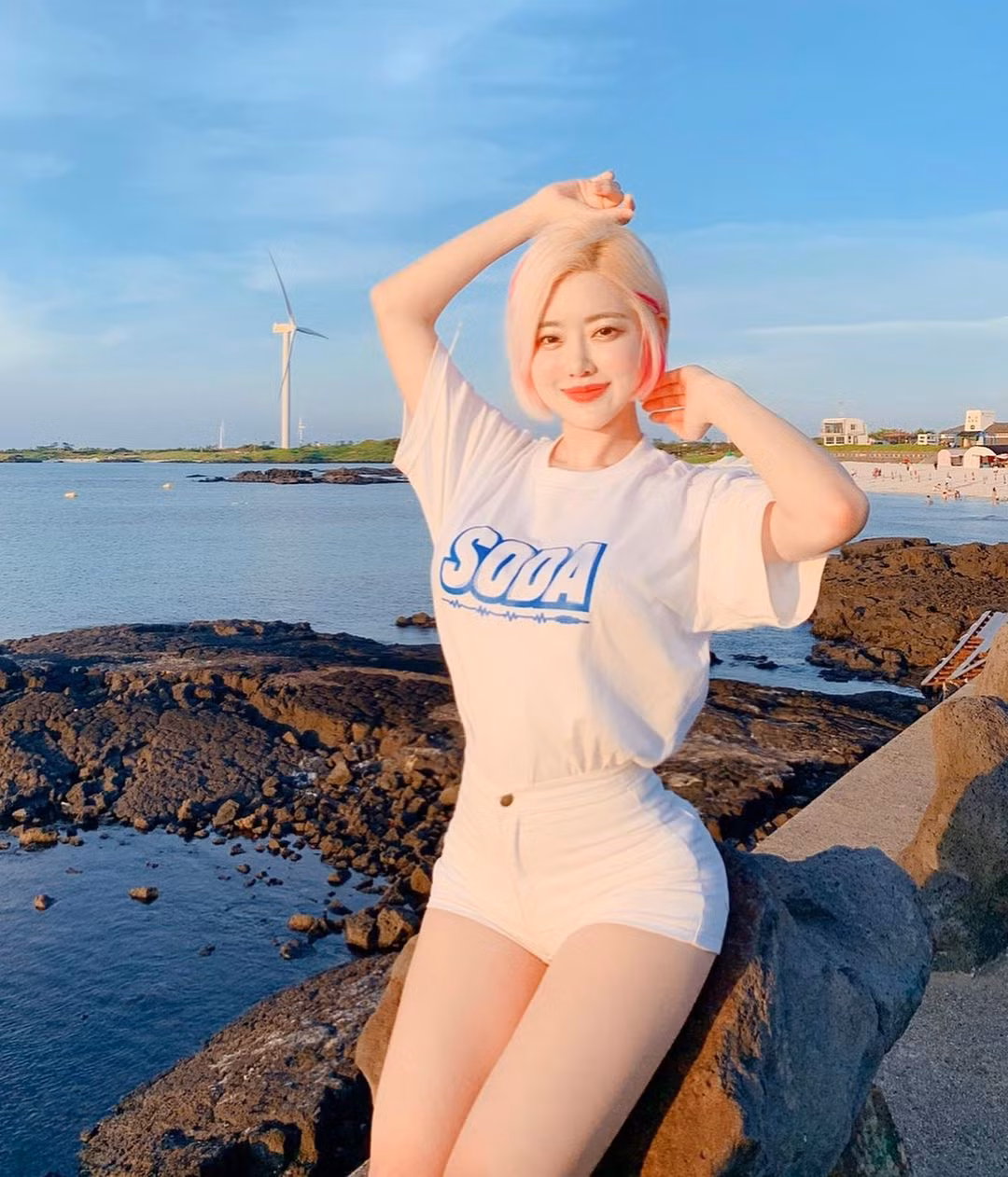  Nữ DJ Soda tên thật là Hwang So Hee. Người đẹp sinh năm 1988 tại Seoul, Hàn Quốc.