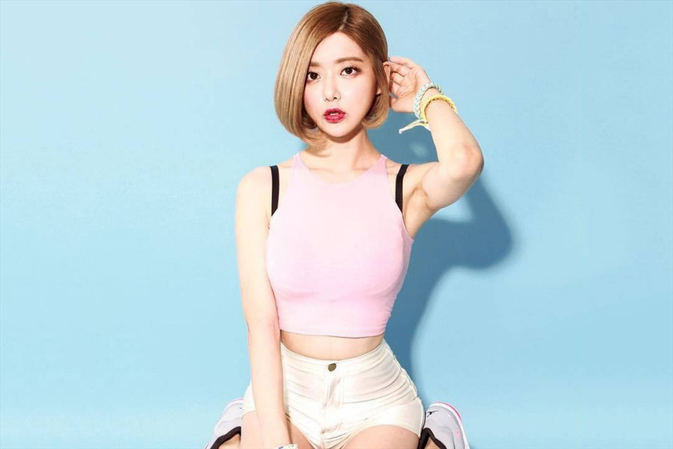 Về phong cách thời trang đời thường, DJ Soda cho thấy bản thân đa sắc hơn.