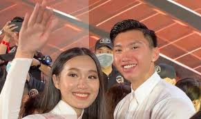 Doãn Hải My từng tiết lộ quen biết Văn Hậu từ lâu nhưng phải tới sau cuộc thi "Hoa Hậu Việt Nam" năm 2020, cả 2 mới tìm hiểu và chính thức yêu đương.