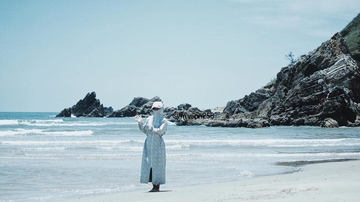 Đừng lo nữa các cô gái, hãy mặc áo chống nắng rồi đi biển vô tư.