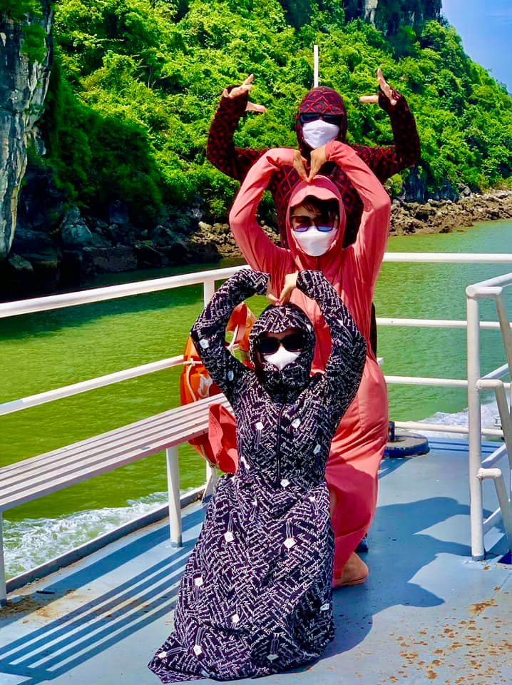 Những hình ảnh này đang được cộng đồng mạng truyền tay nhau với cái tên: ""Hè rồi đi biển thôi!" Chúng tôi khi đi biển". Tuy không sáng tạo nhưng độ can đảm của nhóm bạn này đã khiến cư dân mạng được mẻ cười ngặt nghẽo.