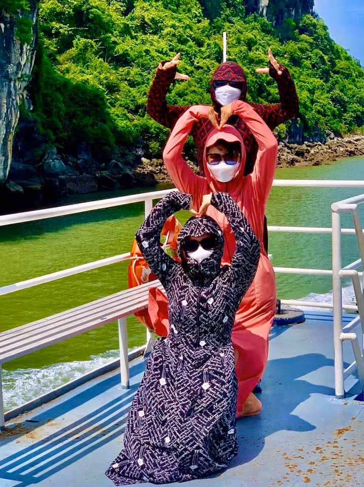 Những hình ảnh này đang được cộng đồng mạng truyền tay nhau với cái tên: ""Hè rồi đi biển thôi!" Chúng tôi khi đi biển". Tuy không sáng tạo nhưng độ can đảm của nhóm bạn này đã khiến cư dân mạng được mẻ cười ngặt nghẽo.