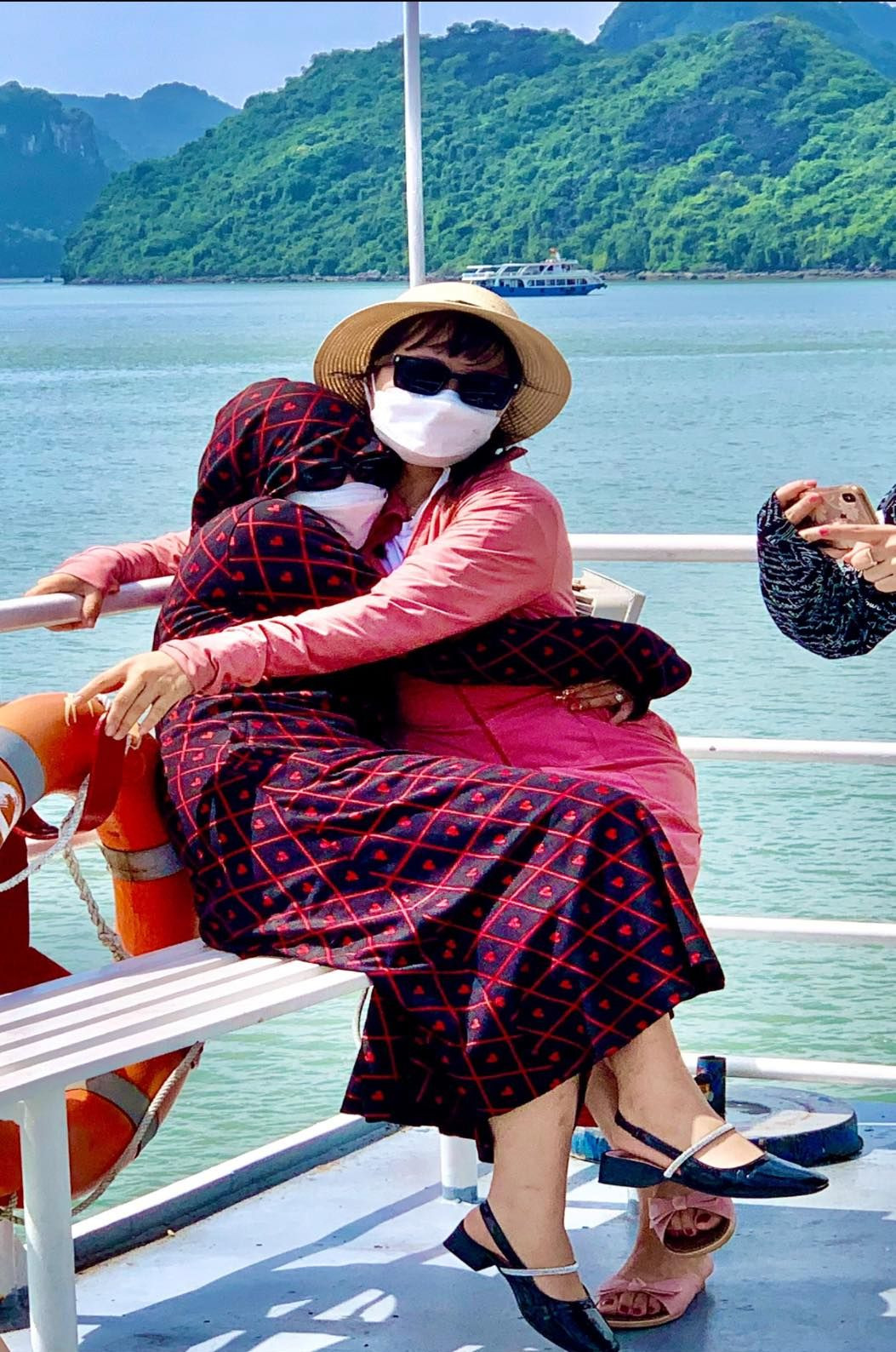 Theo tìm hiểu địa điểm được nhóm bạn này lựa chọn để chụp bộ ảnh check-in du lịch hè với áo chống nắng này là ở Hạ Long.