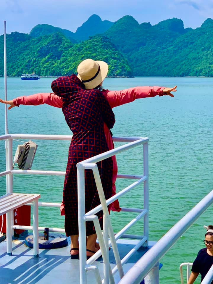 Mới đây, trong một fanpage nhóm bạn thân đã đăng tải bộ ảnh du lịch hè của mình trong trang phục áo chống nắng kín mít hệt như "nữ ninja".