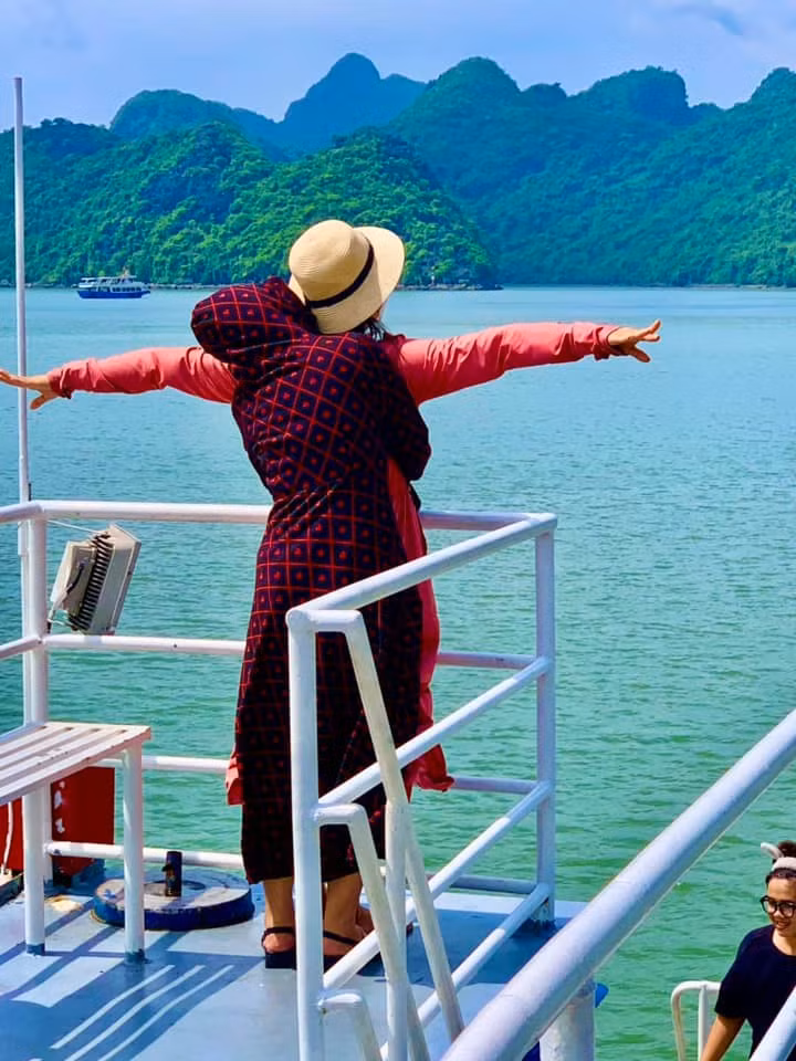 Mới đây, trong một fanpage nhóm bạn thân đã đăng tải bộ ảnh du lịch hè của mình trong trang phục áo chống nắng kín mít hệt như "nữ ninja".