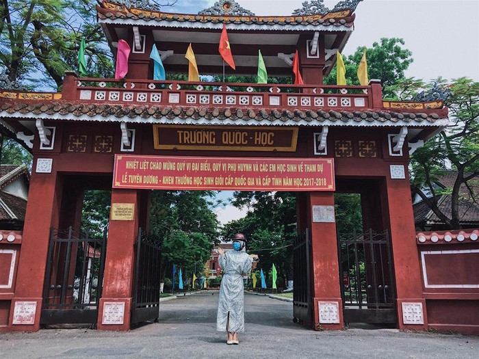 Dù đi ngắm trường Quốc học Huế vẫn phải bảo vệ làn da.