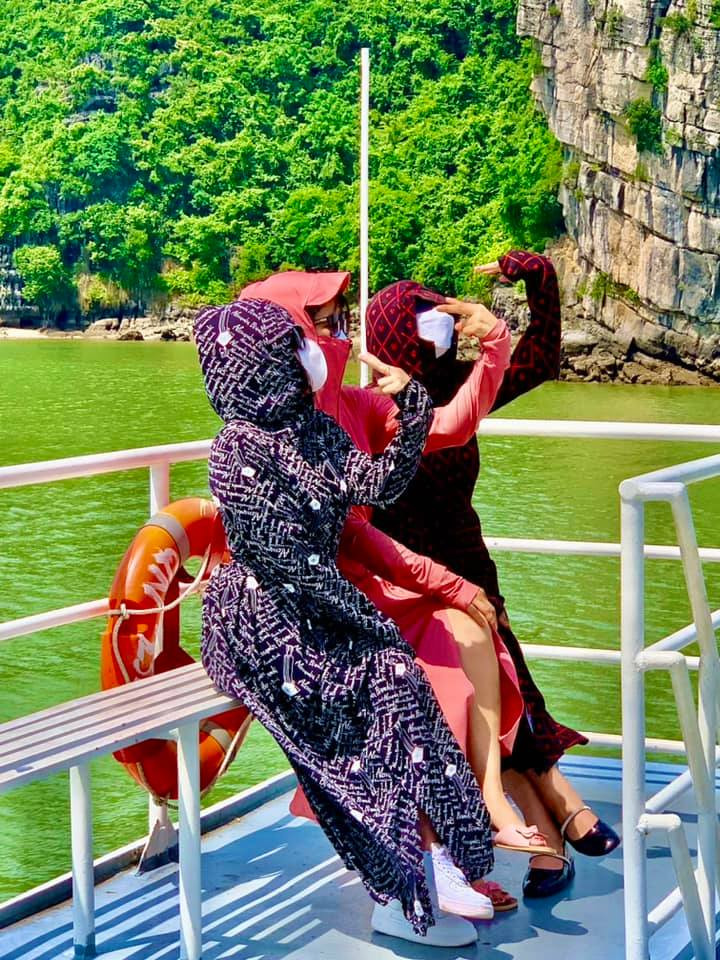 Nhưng du lịch hè cũng rất "thảm họa" với cái nắng gắt của Việt Nam, nếu không che chắn kĩ thì làn da của chúng ta sẽ có 2 màu ngay.