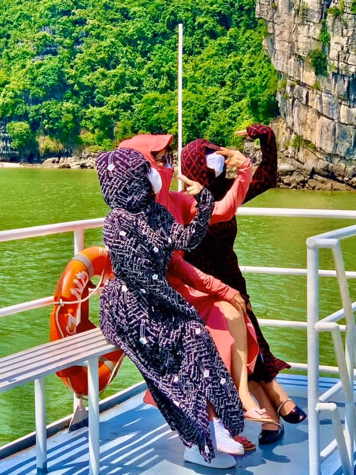 Nhưng du lịch hè cũng rất "thảm họa" với cái nắng gắt của Việt Nam, nếu không che chắn kĩ thì làn da của chúng ta sẽ có 2 màu ngay.