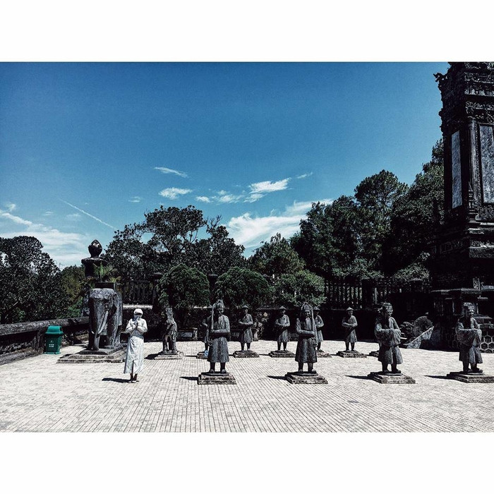 "Nắng nhứ thế này em cũng chẳng sợ đâu, tạo dáng cùng tượng còn được nhé".