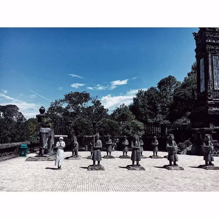 "Nắng nhứ thế này em cũng chẳng sợ đâu, tạo dáng cùng tượng còn được nhé".