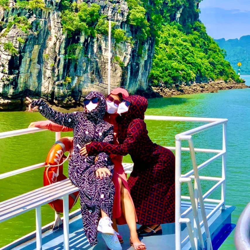 Du lịch mùa hè nhóm bạn diện áo chống nắng làm netizen cười ngất Du lich mua he nhom ban dien ao chong nang lam netizen cuoi ngat