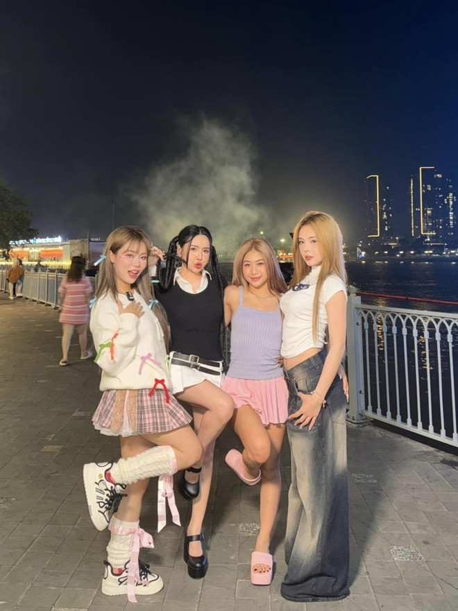 Bức ảnh gồm có Phạm Như Phương, streamer Misthy, Tiktoker Viên Vibi, Ngân Hà. Bốn cô gái chụp ảnh cực thân thiết, dù khi đứng cạnh nàng hot girl làng TDDC có phần lép về hơn về chiều cao nhưng nhan sắc ngọt ngào, cá tính của cô nàng lại không hề thua kém những người bạn đứng cạnh.