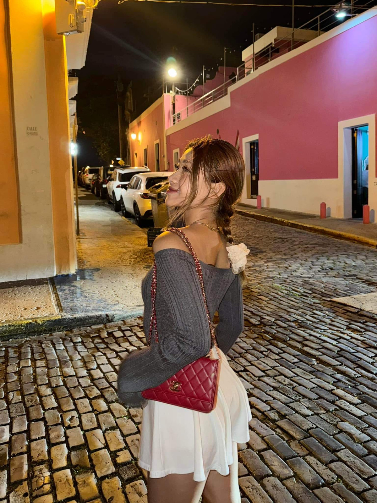 Lối trang điểm kiểu đậm, sắc sảo được Như Phương yêu thích với đường eyeliner ấn tượng, đôi môi căng mọng, gợi cảm.