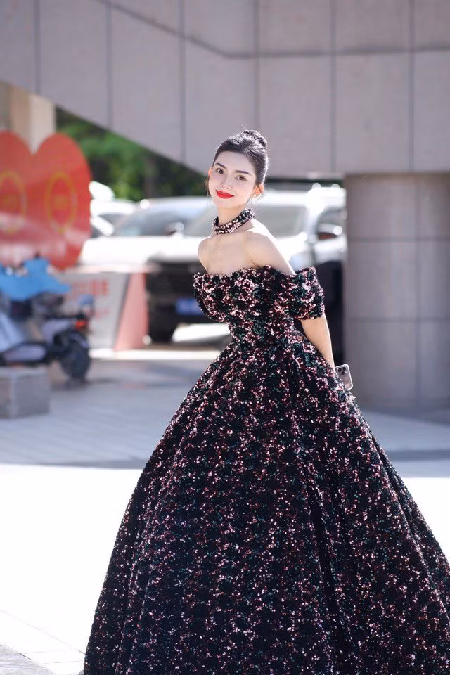 Trang cá nhân của Nhất Lạp Đậu giờ có gần 400k lượt theo dõi. Cách đây không lâu, cô cũng đã chụp ảnh kỷ yếu và một lần nữa gây sốt vì những shoot ảnh "10 điểm không có nhưng".