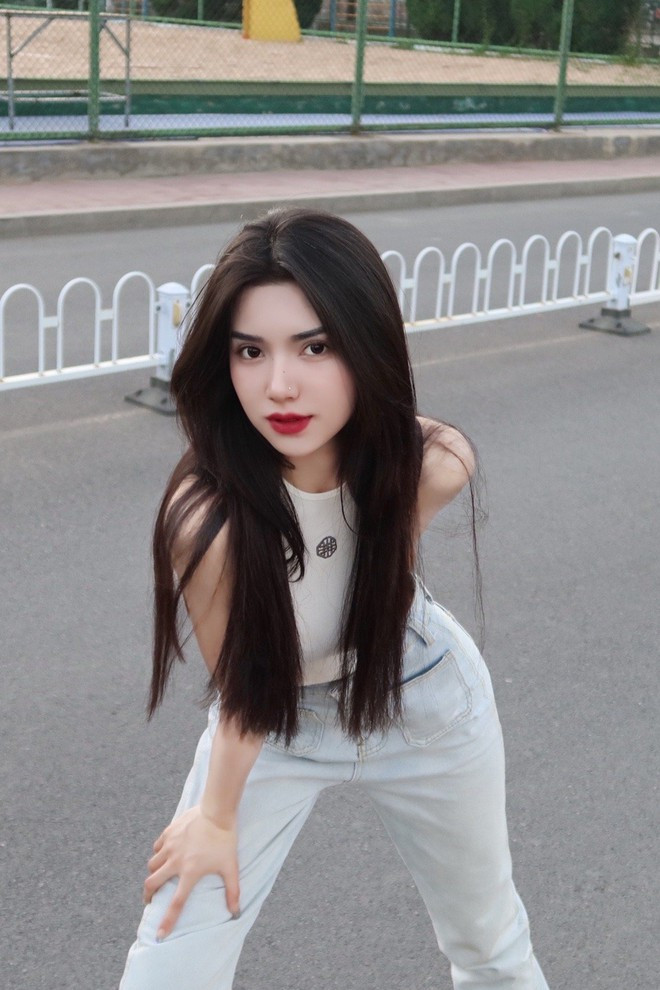 Trong đại hội thể thao do trường tổ chức năm ngoái, nữ sinh này được giao nhiệm vụ cầm bảng tên khoa diễu hành tại lễ khai mạc.