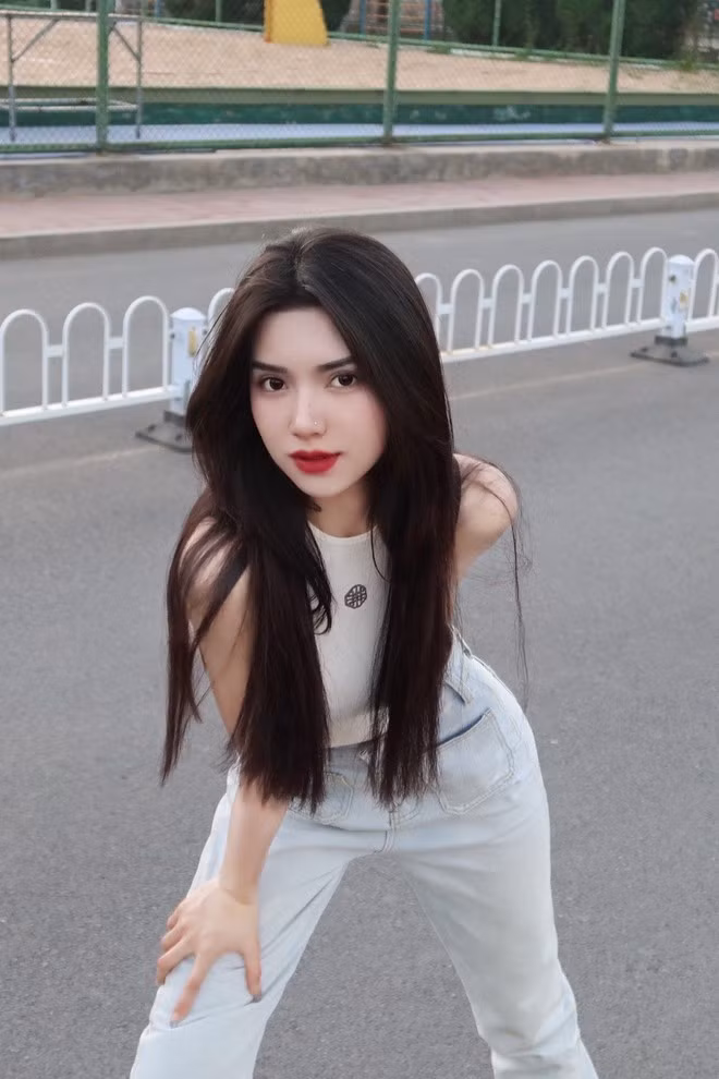 Trong đại hội thể thao do trường tổ chức năm ngoái, nữ sinh này được giao nhiệm vụ cầm bảng tên khoa diễu hành tại lễ khai mạc.