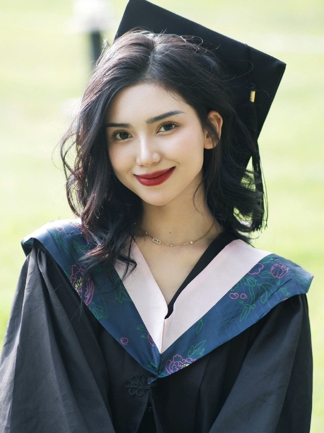 Được biết, nữ sinh này có biệt danh là Nhất Lạp Đậu, sinh năm 2003 đến từ Tân Cương (Trung Quốc). Cô hiện đang là sinh viên của Học viện Quản lý thuộc Đại học dân tộc miền Bắc Trung Quốc.