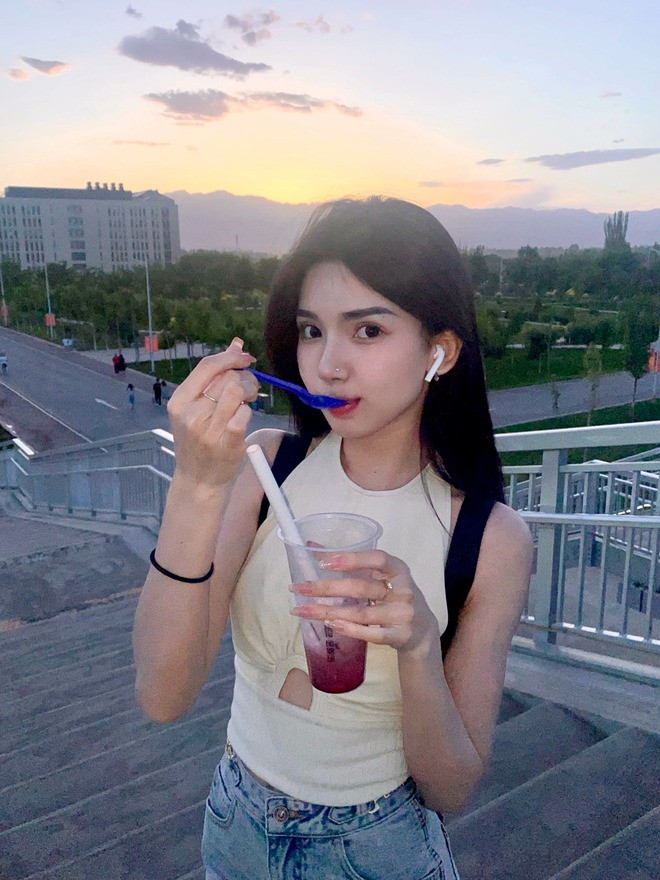 1 năm trôi qua kể từ thời điểm đó, hiện tại Nhất Lạp Đậu đã sắp tốt nghiệp. Cô cũng trở thành người mẫu lookbook được nhiều thương hiệu ưa thích.